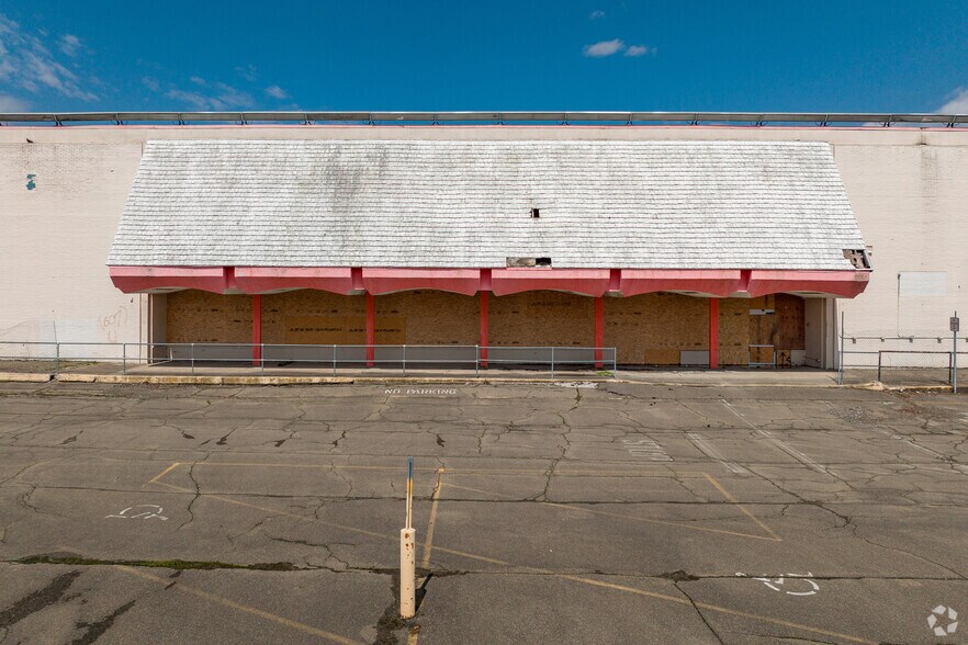 More Photos Of 219 Vestal Ave, Endicott Freestanding For Sale