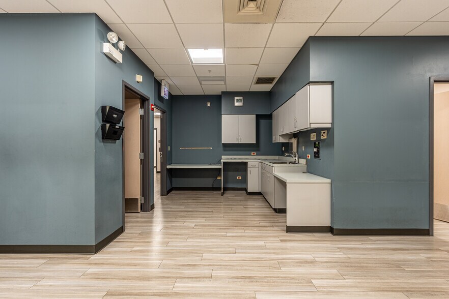 More Photos Of 4650 Southwest Hwy, Oak Lawn Medical For Sale