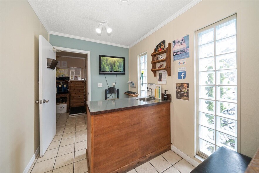 More Photos Of 1631 W Bay Dr, Largo Veterinarian Kennel For Sale