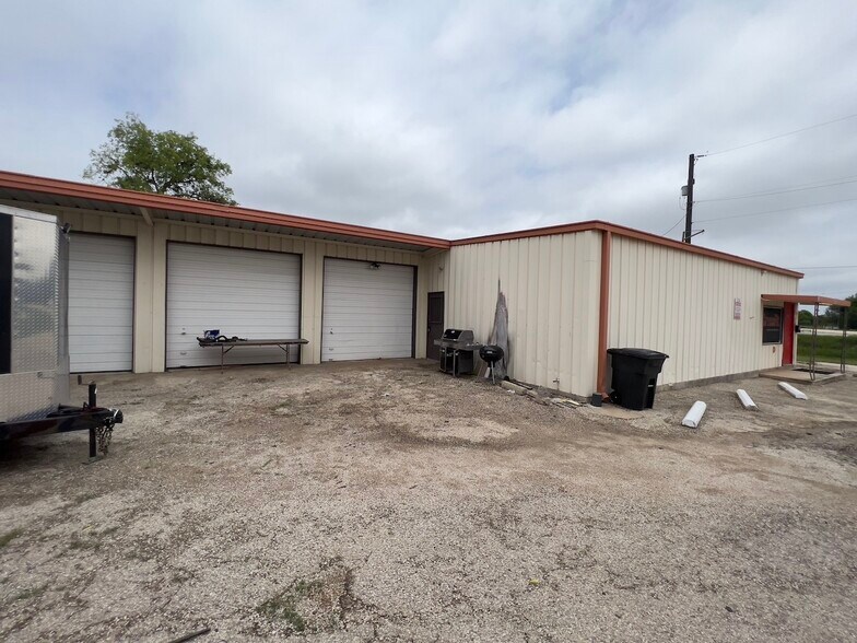 More Photos Of 103-109 Gibbs Sprawl Rd, Converse General Retail For Sale