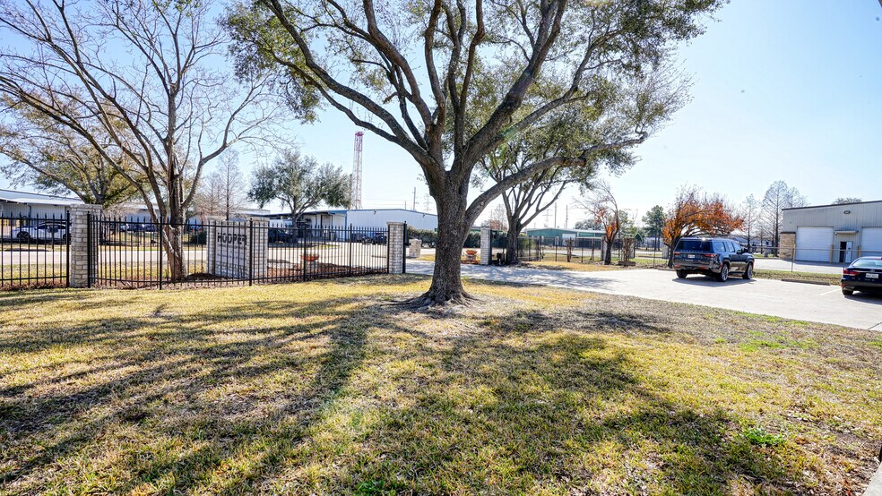 More Photos Of 5335 Brystone Dr, Houston Flex For Lease