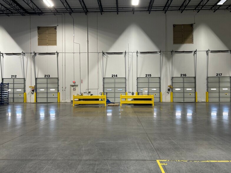 More Photos Of 2119 N I-35 E, DeSoto Distribution For Lease