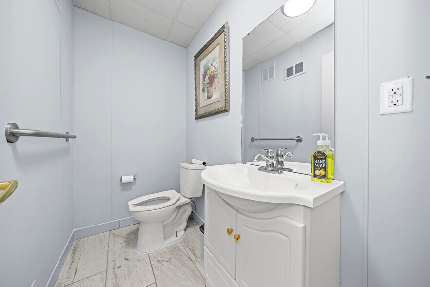 More Photos Of 230 North Ave, Mount Clemens Office For Sale