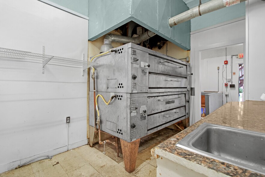 More Photos Of 366 Wood St, Bristol General Retail For Sale