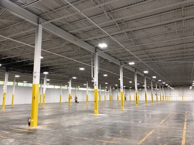 More Photos Of 3195 Ch Bedford, Montréal Manufacturing For Lease