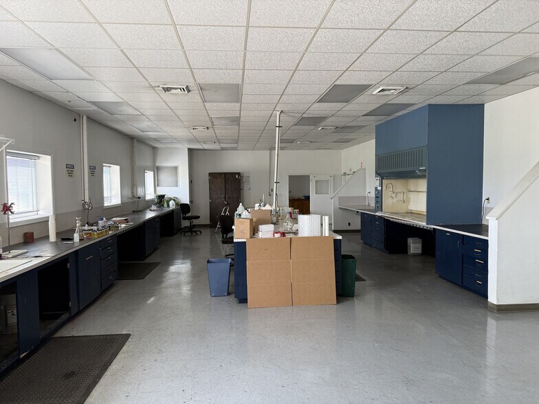 More Photos Of 718 Hangar Dr, New Iberia Warehouse For Sale