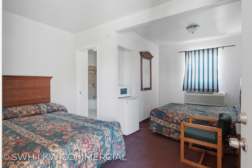 More Photos Of 130 Kern St, Taft Hotel For Sale