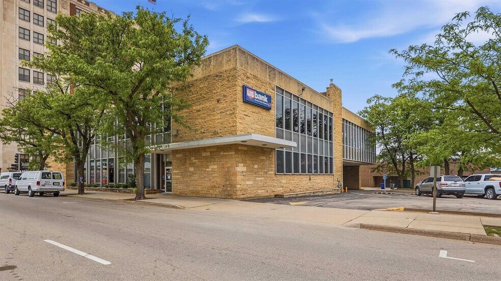 Primary Photo Of 270 W 7th St, Dubuque Bank For Lease