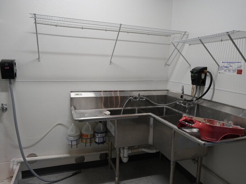 More Photos Of 3210 27th St W, Williston Office For Lease