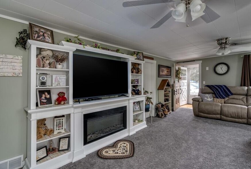 More Photos Of 16 Bethune St, Alexandria Bay Marina For Sale