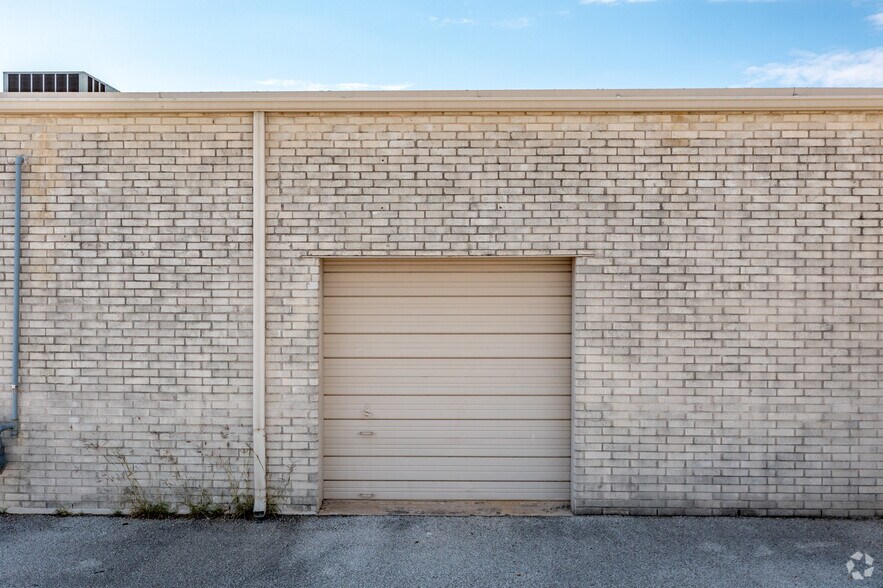 More Photos Of 10518 Gulfdale St, San Antonio Light Distribution For Lease