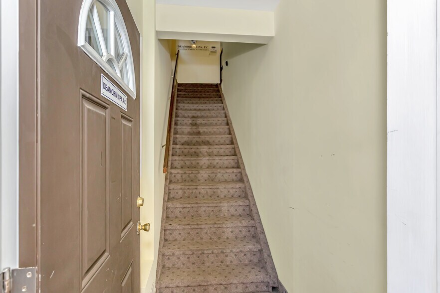 More Photos Of 219 Mineola Blvd, Mineola Office For Lease