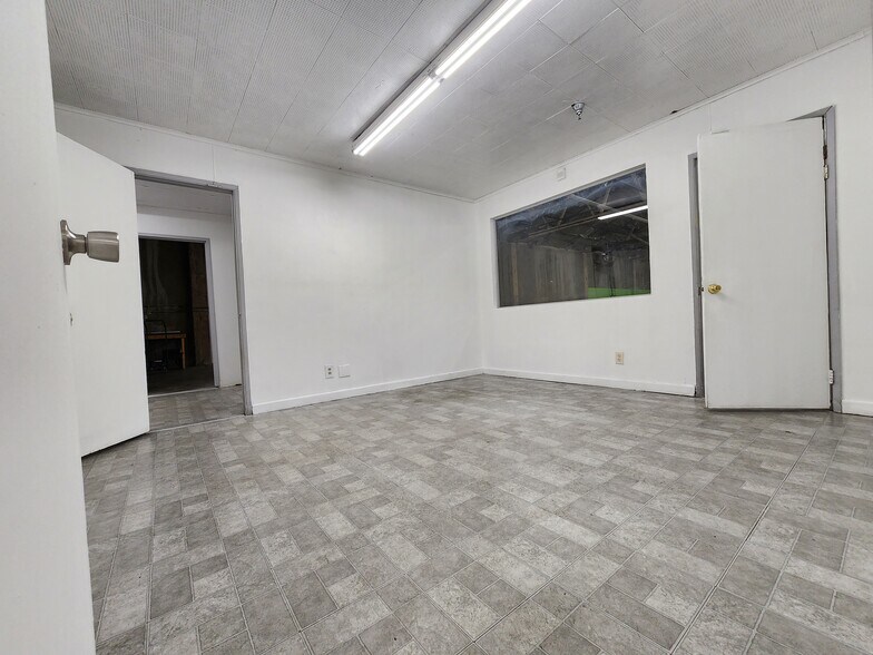 More Photos Of 620 S Clarence St, Los Angeles Manufacturing For Lease