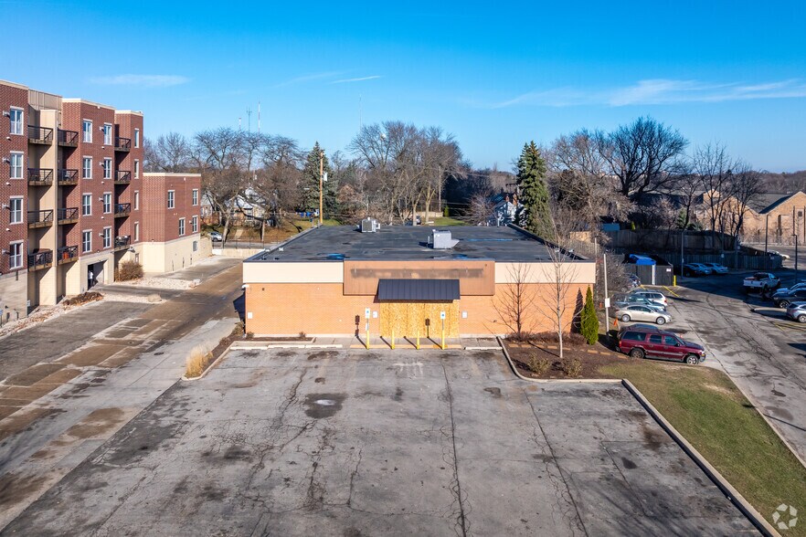 More Photos Of 1300 E Locust St, Milwaukee Convenience Store For Sale