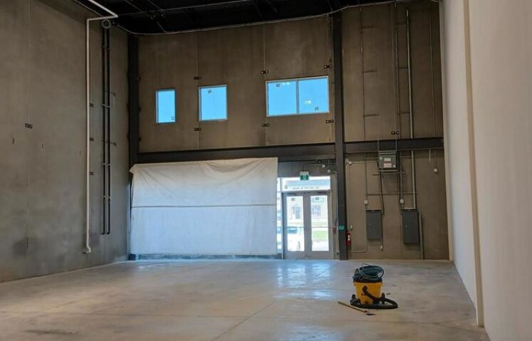 More Photos Of 450 39 St N, Lethbridge Warehouse For Lease