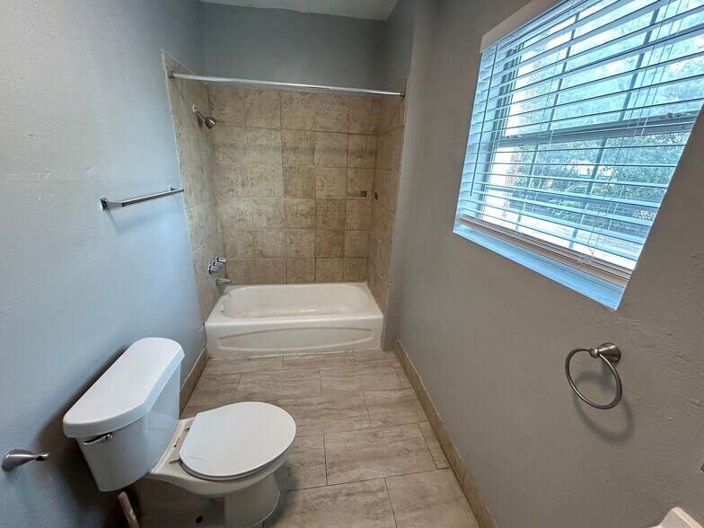 More Photos Of 1409 W Woodlawn Ave, San Antonio Apartments For Sale