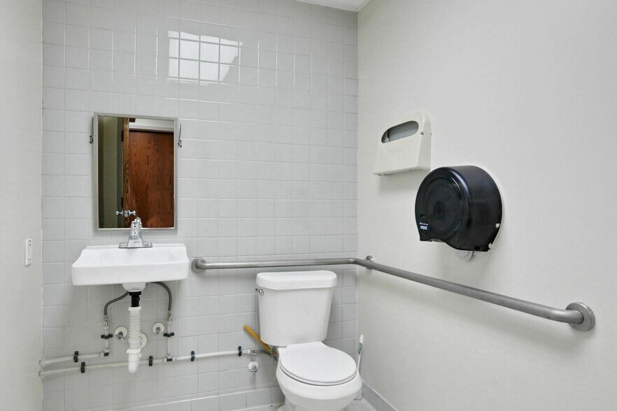 More Photos Of 1712-1736 University Blvd S, Jacksonville Medical For Sale