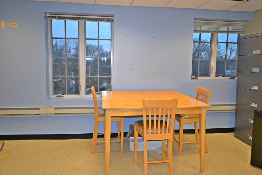 More Photos Of 430 Park Ave, Highland Park Office For Lease