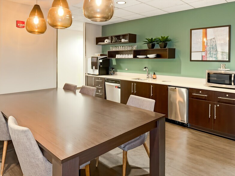 More Photos Of 1415 W 22nd St, Oak Brook Office For Lease