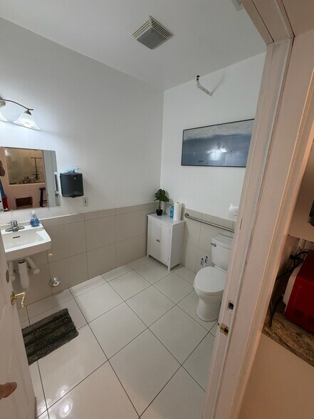 More Photos Of 3 W 18th St, Weehawken Showroom For Lease