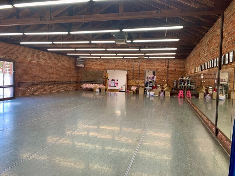 More Photos Of 242 E Oak Ave, Visalia Freestanding For Sale