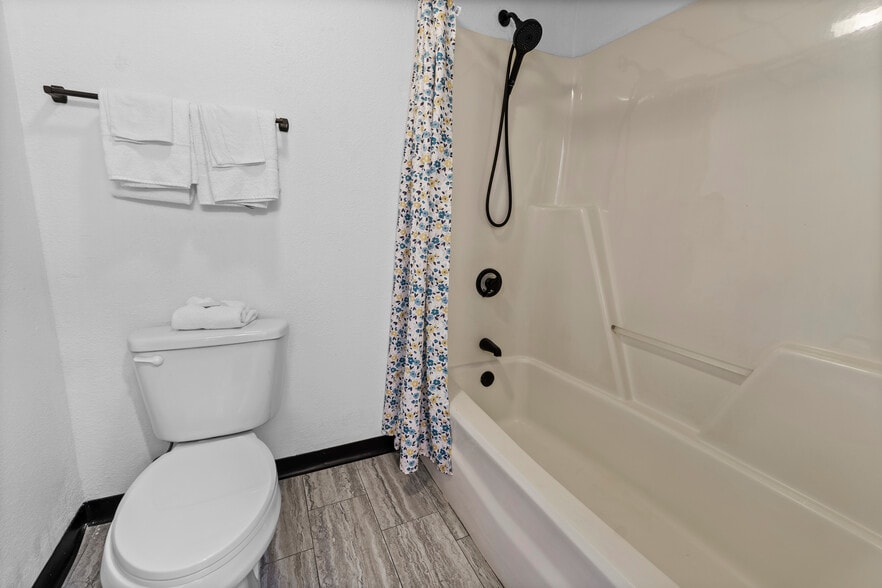 More Photos Of 53 Heritage St, Baxley Hotel For Sale