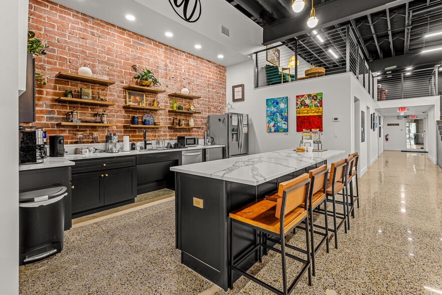 More Photos Of 132 W International Speedway Blvd, Daytona Beach Office For Lease