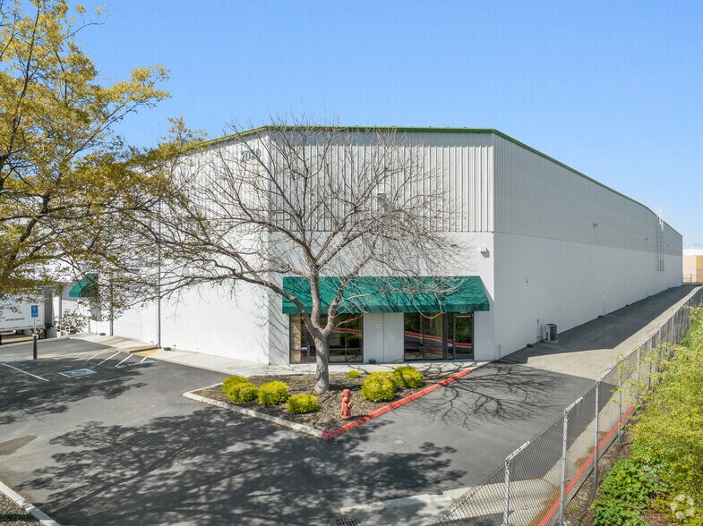 More Photos Of 2020 N MacArthur Dr, Tracy Warehouse For Lease