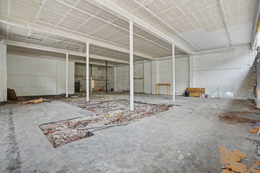 More Photos Of 322 W Broughton St, Savannah Storefront For Lease