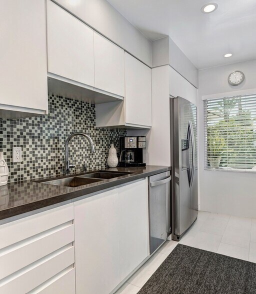 More Photos Of 1035 N Sierra Bonita Ave, West Hollywood Apartments For Sale