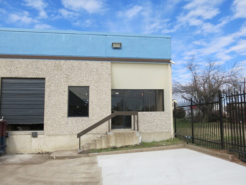 More Photos Of 10969 Shady Trl, Dallas Flex For Lease