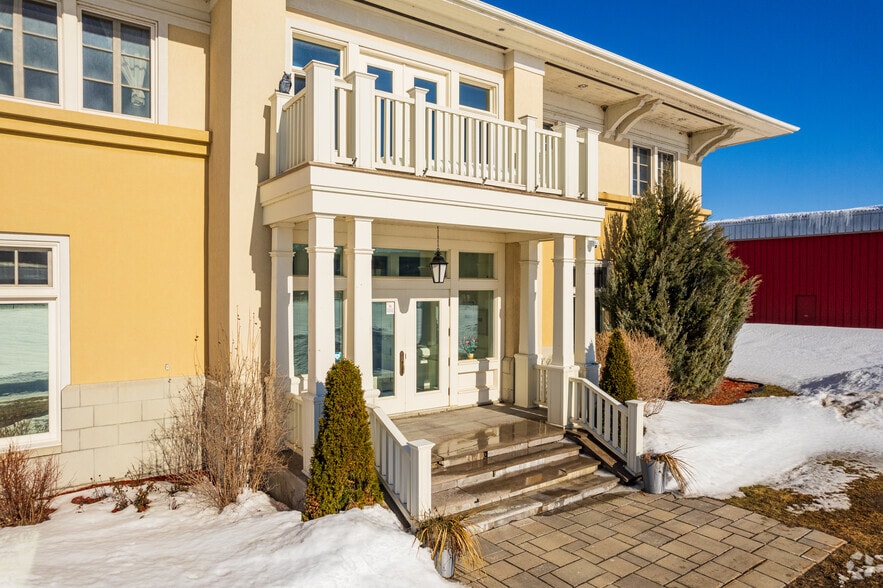 More Photos Of 35 Rue Saint-Jean-Baptiste O, Rigaud Manufacturing For Lease