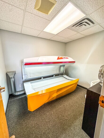 More Photos Of 808 4th St NE, Hampton Office For Sale