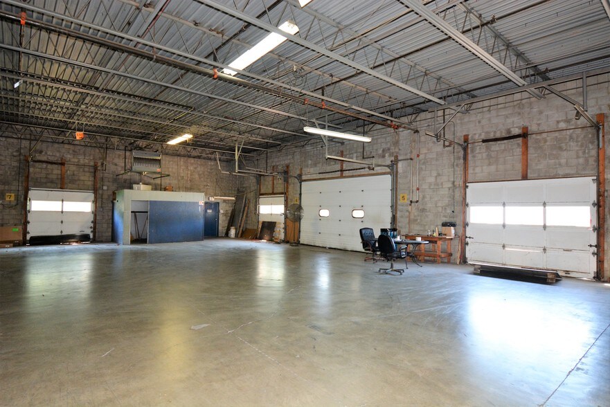 More Photos Of 213 W 1st St, Huntingburg Warehouse For Lease
