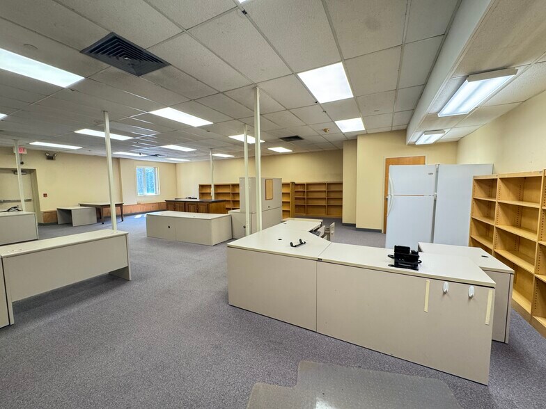 More Photos Of 40 E Simmons St, Galesburg Flex For Sale