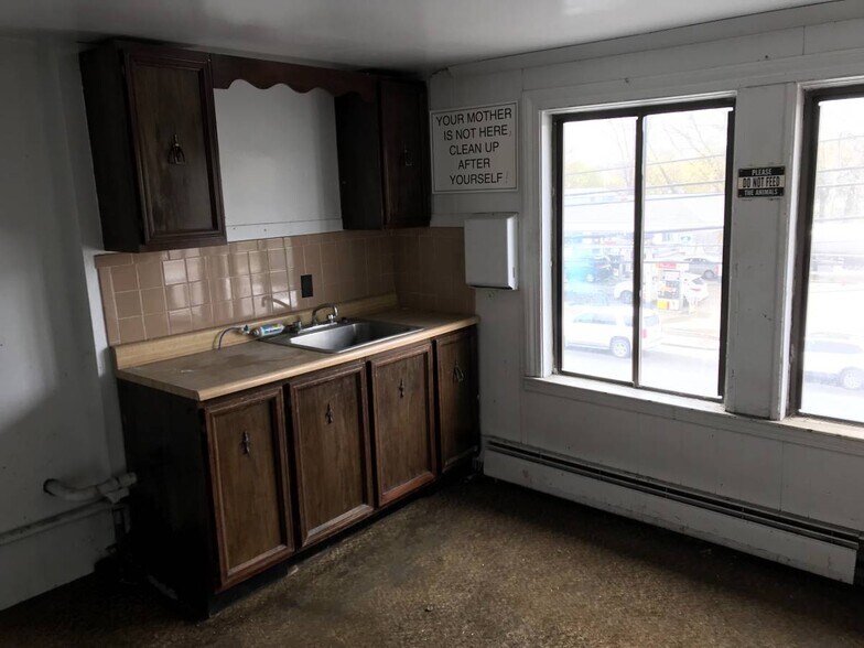 More Photos Of 62 Middlesex Tpke, Burlington Freestanding For Sale
