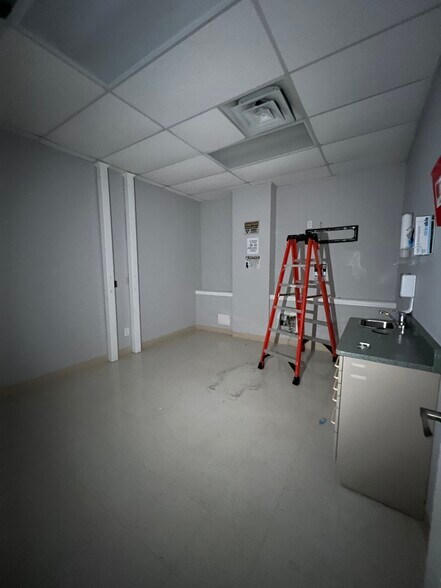 More Photos Of 2652-2690 E Main St, Bridgeport General Retail For Lease