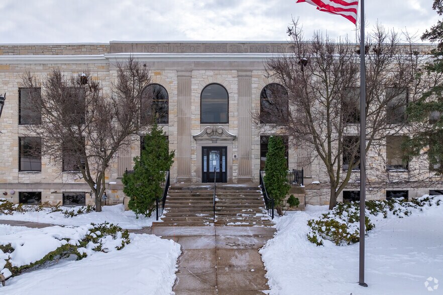 More Photos Of 1111 E South River St, Appleton Apartments For Lease