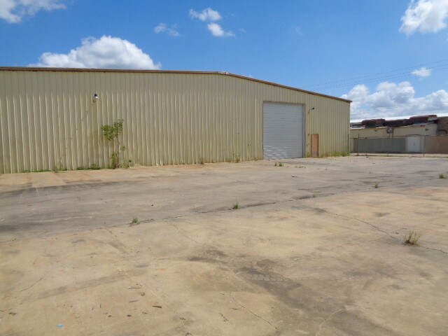More Photos Of 903 Industrial St, Clute Unknown For Lease