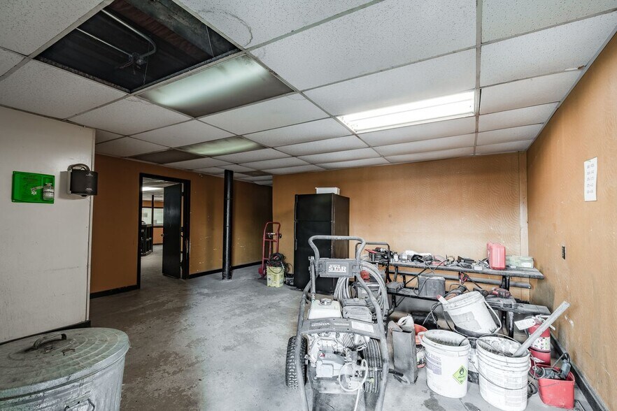 More Photos Of 2133 Shaver St, Pasadena Distribution For Sale