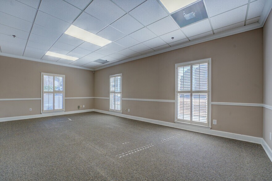 More Photos Of 1806 Over Lake Dr SE, Conyers Office For Sale