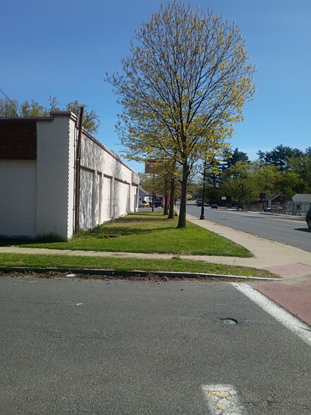 More Photos Of 1566 State St, Springfield Showroom For Lease