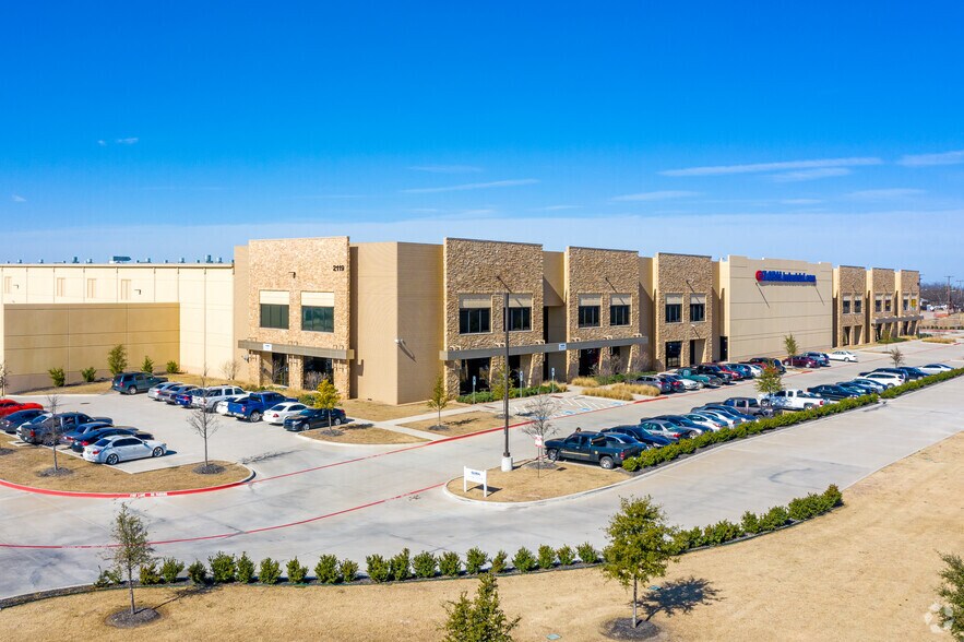More Photos Of 2119 N I-35 E, DeSoto Distribution For Lease