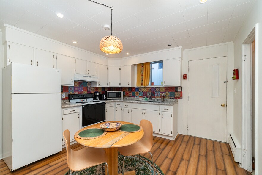 More Photos Of 134 Ashman St, Midland Restaurant For Sale