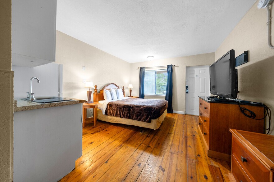 More Photos Of 2210 S Pine Ave, Ocala Hotel For Sale