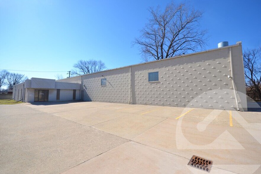Primary Photo Of 14140 E 10 Mile Rd, Warren Unknown For Lease