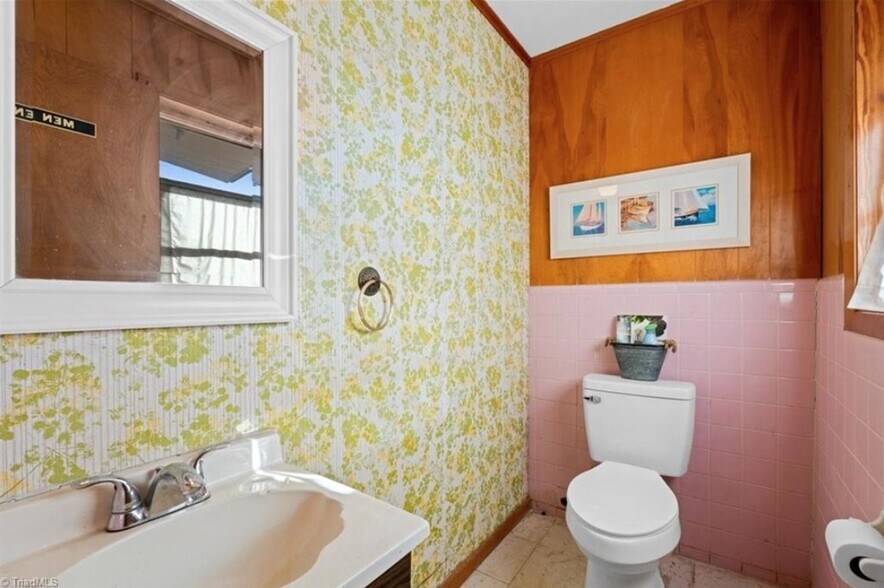 More Photos Of 1006 S Main St, Burlington Office For Sale