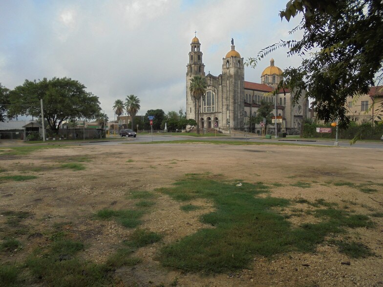 More Photos Of 1802 N Zarzamora St, San Antonio Land For Sale