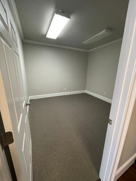 More Photos Of 327 Dahlonega St, Cumming Office For Lease