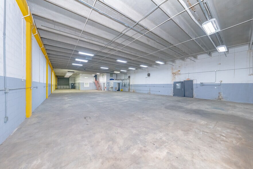 More Photos Of 2335-2337 NW 149th St, Opa Locka Warehouse For Lease